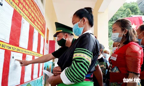 Cử tri miền núi xứ Nghệ địu con đi bầu cử sớm - Ảnh 3. Cử tri miền núi xứ Nghệ địu con đi bầu cử sớm - Ảnh 3.