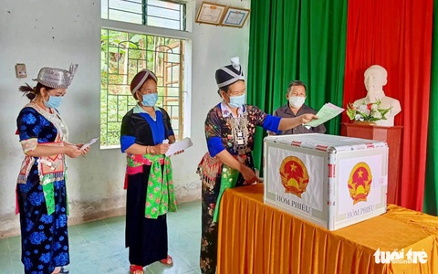Cử tri miền núi xứ Nghệ địu con đi bầu cử sớm - Ảnh 6. Cử tri miền núi xứ Nghệ địu con đi bầu cử sớm - Ảnh 6.
