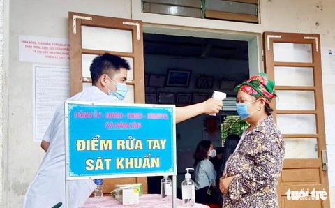 Cử tri miền núi xứ Nghệ địu con đi bầu cử sớm - Ảnh 2. Cử tri miền núi xứ Nghệ địu con đi bầu cử sớm - Ảnh 2.