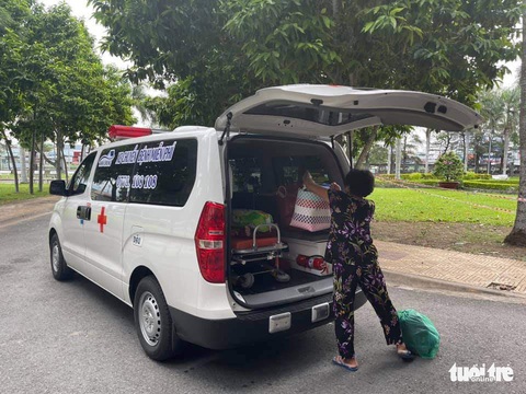 Vay ngân hàng 300 triệu mua xe cứu thương chở người nghèo miễn phí - Ảnh 1. Vay ngân hàng 300 triệu mua xe cứu thương chở người nghèo miễn phí - Ảnh 1.