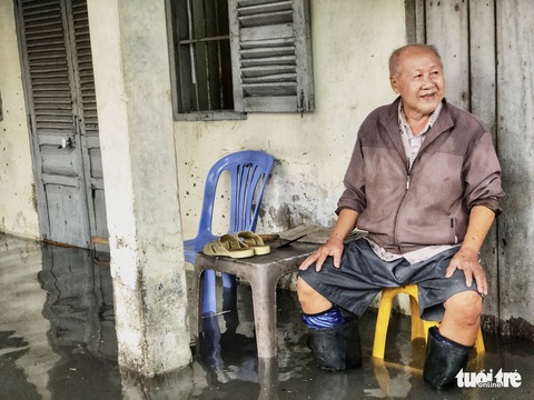 Mưa trắng trời, người dân TP.HCM lại lội nước giữa trưa - Ảnh 5. Mưa trắng trời, người dân TP.HCM lại lội nước giữa trưa - Ảnh 5.