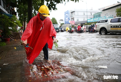 Mưa trắng trời, người dân TP.HCM lại lội nước giữa trưa - Ảnh 10. Mưa trắng trời, người dân TP.HCM lại lội nước giữa trưa - Ảnh 10.