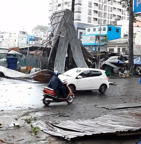 Gió mạnh, tôn bay như giấy trên đường Lý Thường Kiệt, TP.HCM - Ảnh 3. Gió mạnh, tôn bay như giấy trên đường Lý Thường Kiệt, TP.HCM - Ảnh 3.