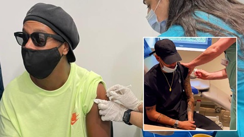 Được tiêm vắc xin, Ronaldinho, Neymar hạnh phúc nói: Hi vọng cả thế giới được tiêm vắc xin - Ảnh 1. Được tiêm vắc xin, Ronaldinho, Neymar hạnh phúc nói: Hi vọng cả thế giới được tiêm vắc xin - Ảnh 1.