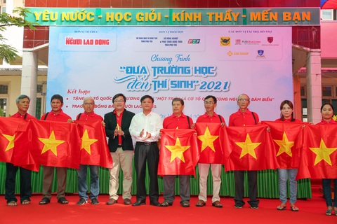 Năm 2021, một triệu lá cờ Tổ quốc tiếp tục cùng ngư dân bám biển - Ảnh 2. Năm 2021, một triệu lá cờ Tổ quốc tiếp tục cùng ngư dân bám biển - Ảnh 2.