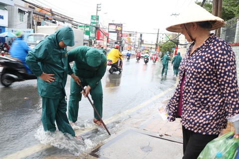 Mưa trắng trời, người dân TP.HCM lại lội nước giữa trưa - Ảnh 11. Mưa trắng trời, người dân TP.HCM lại lội nước giữa trưa - Ảnh 11.