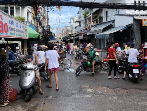 TP.HCM: Gỡ khoanh vùng chợ 200 đường Xóm Chiếu, quận 4 - Ảnh 1. TP.HCM: Gỡ khoanh vùng chợ 200 đường Xóm Chiếu, quận 4 - Ảnh 1.