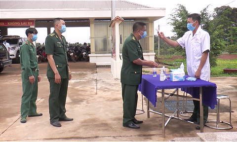 Cử tri mang quân hàm xanh trên tuyến biên giới bầu cử sớm - Ảnh 7. Cử tri mang quân hàm xanh trên tuyến biên giới bầu cử sớm - Ảnh 7.