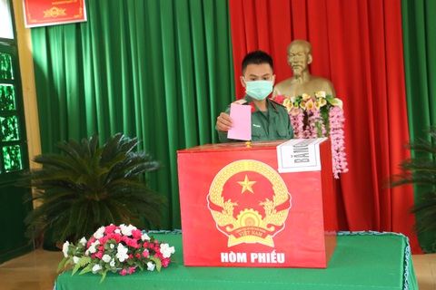 Cử tri mang quân hàm xanh trên tuyến biên giới bầu cử sớm - Ảnh 6. Cử tri mang quân hàm xanh trên tuyến biên giới bầu cử sớm - Ảnh 6.