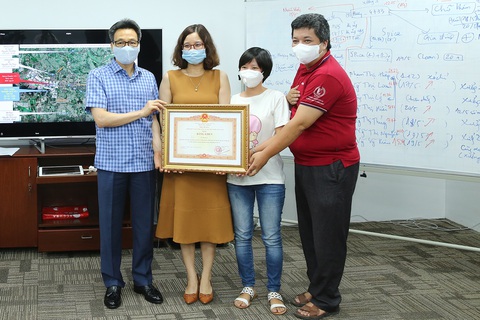 Thành viên Tổ Thông tin đáp ứng nhanh nhận bằng khen của Thủ tướng - Ảnh 2. Thành viên Tổ Thông tin đáp ứng nhanh nhận bằng khen của Thủ tướng - Ảnh 2.