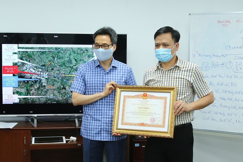 Thành viên Tổ Thông tin đáp ứng nhanh nhận bằng khen của Thủ tướng - Ảnh 3. Thành viên Tổ Thông tin đáp ứng nhanh nhận bằng khen của Thủ tướng - Ảnh 3.