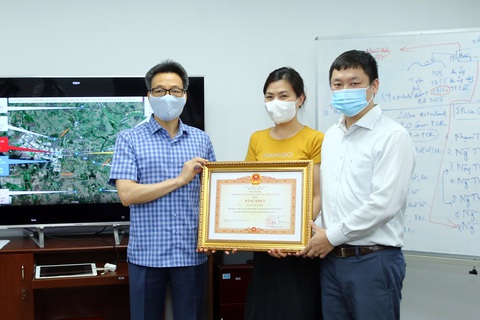 Thành viên Tổ Thông tin đáp ứng nhanh nhận bằng khen của Thủ tướng - Ảnh 1. Thành viên Tổ Thông tin đáp ứng nhanh nhận bằng khen của Thủ tướng - Ảnh 1.