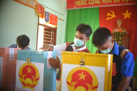 1.600 cử tri ở 10 ngôi làng xa xôi nhất Bình Định bầu cử sớm - Ảnh 6. 1.600 cử tri ở 10 ngôi làng xa xôi nhất Bình Định bầu cử sớm - Ảnh 6.