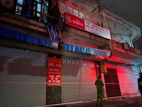 Trốn theo xe gom rác vào khu phong tỏa để thu nợ tiền rượu, 1 phụ nữ bị cách ly - Ảnh 1. Trốn theo xe gom rác vào khu phong tỏa để thu nợ tiền rượu, 1 phụ nữ bị cách ly - Ảnh 1.
