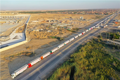Ai Cập gửi 130 xe hàng cứu trợ tới Dải Gaza sau xung đột Israel - Palestine - Ảnh 1. Ai Cập gửi 130 xe hàng cứu trợ tới Dải Gaza sau xung đột Israel - Palestine - Ảnh 1.