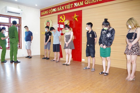 Chủ karaoke đục mở lối hậu, đón dân chơi giữa dịch COVID-19 căng thẳng - Ảnh 1. Chủ karaoke đục mở lối hậu, đón dân chơi giữa dịch COVID-19 căng thẳng - Ảnh 1.