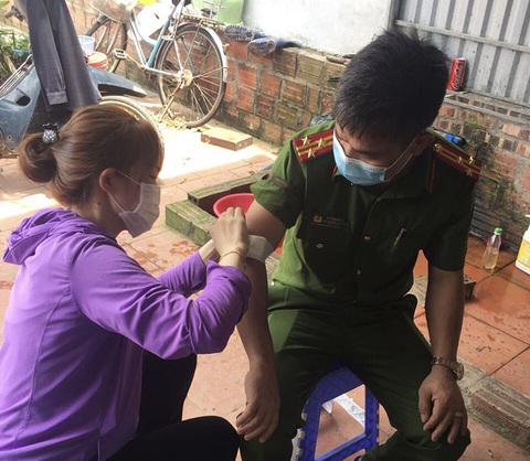Đánh người, phóng đinh ba tấn công luôn phó trưởng công an huyện - Ảnh 2. Đánh người, phóng đinh ba tấn công luôn phó trưởng công an huyện - Ảnh 2.