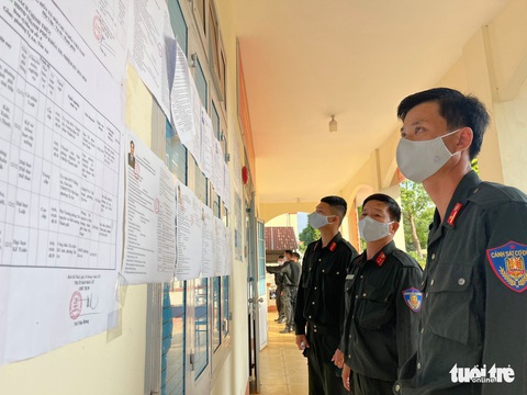 Cử tri mang quân hàm xanh trên tuyến biên giới bầu cử sớm - Ảnh 5. Cử tri mang quân hàm xanh trên tuyến biên giới bầu cử sớm - Ảnh 5.