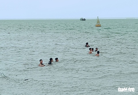 Bé gái 2 tuổi rơi xuống sông Soài Rạp tử vong thương tâm - Ảnh 1. Bé gái 2 tuổi rơi xuống sông Soài Rạp tử vong thương tâm - Ảnh 1.