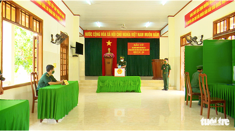 Cử tri mang quân hàm xanh trên tuyến biên giới bầu cử sớm - Ảnh 3. Cử tri mang quân hàm xanh trên tuyến biên giới bầu cử sớm - Ảnh 3.