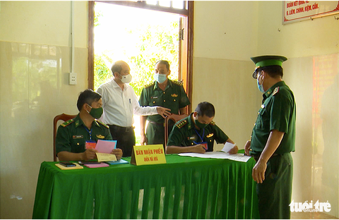 Cử tri mang quân hàm xanh trên tuyến biên giới bầu cử sớm - Ảnh 4. Cử tri mang quân hàm xanh trên tuyến biên giới bầu cử sớm - Ảnh 4.