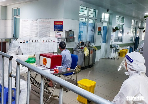 Hình ảnh xúc động: Bệnh nhân mắc COVID-19 bầu cử ngay trong khu điều trị - Ảnh 4. Hình ảnh xúc động: Bệnh nhân mắc COVID-19 bầu cử ngay trong khu điều trị - Ảnh 4.