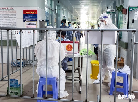 Hình ảnh xúc động: Bệnh nhân mắc COVID-19 bầu cử ngay trong khu điều trị - Ảnh 6. Hình ảnh xúc động: Bệnh nhân mắc COVID-19 bầu cử ngay trong khu điều trị - Ảnh 6.