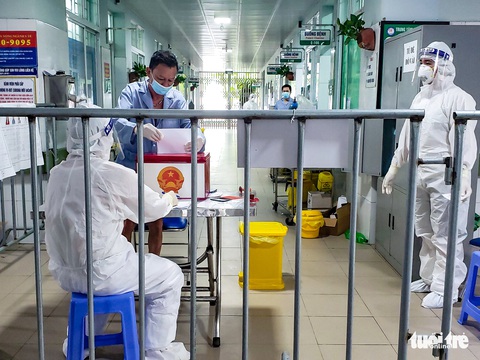 Hình ảnh xúc động: Bệnh nhân mắc COVID-19 bầu cử ngay trong khu điều trị - Ảnh 5. Hình ảnh xúc động: Bệnh nhân mắc COVID-19 bầu cử ngay trong khu điều trị - Ảnh 5.