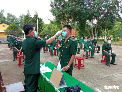 Cử tri mang quân hàm xanh trên tuyến biên giới bầu cử sớm - Ảnh 1. Cử tri mang quân hàm xanh trên tuyến biên giới bầu cử sớm - Ảnh 1.