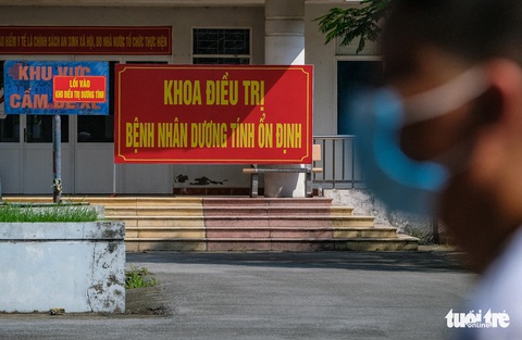 Hình ảnh xúc động: Bệnh nhân mắc COVID-19 bầu cử ngay trong khu điều trị - Ảnh 1. Hình ảnh xúc động: Bệnh nhân mắc COVID-19 bầu cử ngay trong khu điều trị - Ảnh 1.