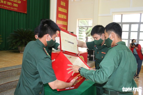 Cử tri mang quân hàm xanh trên tuyến biên giới bầu cử sớm - Ảnh 2. Cử tri mang quân hàm xanh trên tuyến biên giới bầu cử sớm - Ảnh 2.