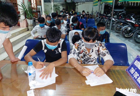 Bắt 15 ‘quái xế’ uống rượu, nghiện ma túy đua xe giữa mùa dịch - Ảnh 2. Bắt 15 ‘quái xế’ uống rượu, nghiện ma túy đua xe giữa mùa dịch - Ảnh 2.