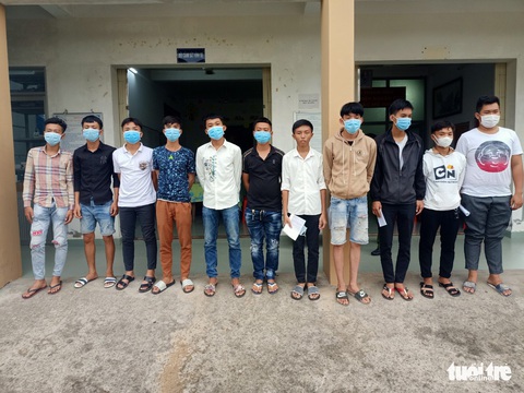 Khởi tố 12 quái xế chặn quốc lộ 1 đua xe - Ảnh 1. Khởi tố 12 quái xế chặn quốc lộ 1 đua xe - Ảnh 1.