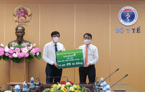 Vietcombank hỗ trợ 25 tỉ đồng mua vắc xin phòng COVID-19 - Ảnh 1. Vietcombank hỗ trợ 25 tỉ đồng mua vắc xin phòng COVID-19 - Ảnh 1.