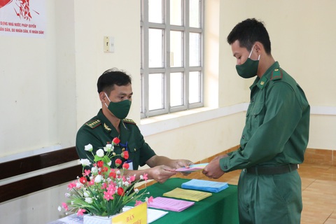 Cử tri mang quân hàm xanh trên tuyến biên giới bầu cử sớm - Ảnh 8. Cử tri mang quân hàm xanh trên tuyến biên giới bầu cử sớm - Ảnh 8.