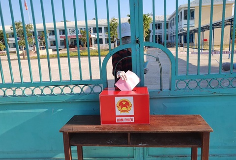 Ngày bầu cử đặc biệt trong khu cách ly - Ảnh 2. Ngày bầu cử đặc biệt trong khu cách ly - Ảnh 2.