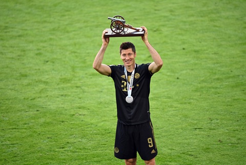 Ghi bàn phút 90, Lewandowski đi vào lịch sử trong ngày nâng đĩa bạc Bundesliga - Ảnh 1. Ghi bàn phút 90, Lewandowski đi vào lịch sử trong ngày nâng đĩa bạc Bundesliga - Ảnh 1.