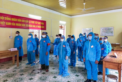 Tâm dịch Bắc Giang: Tổ bầu cử đạp xe chở hòm phiếu đến tận nhà để dân bầu cử - Ảnh 2. Tâm dịch Bắc Giang: Tổ bầu cử đạp xe chở hòm phiếu đến tận nhà để dân bầu cử - Ảnh 2.