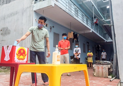 Tâm dịch Bắc Giang: Tổ bầu cử đạp xe chở hòm phiếu đến tận nhà để dân bầu cử - Ảnh 8. Tâm dịch Bắc Giang: Tổ bầu cử đạp xe chở hòm phiếu đến tận nhà để dân bầu cử - Ảnh 8.