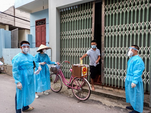 Tâm dịch Bắc Giang: Tổ bầu cử đạp xe chở hòm phiếu đến tận nhà để dân bầu cử - Ảnh 5. Tâm dịch Bắc Giang: Tổ bầu cử đạp xe chở hòm phiếu đến tận nhà để dân bầu cử - Ảnh 5.