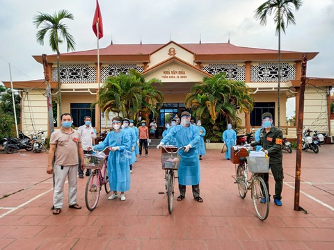 Tâm dịch Bắc Giang: Tổ bầu cử đạp xe chở hòm phiếu đến tận nhà để dân bầu cử - Ảnh 4. Tâm dịch Bắc Giang: Tổ bầu cử đạp xe chở hòm phiếu đến tận nhà để dân bầu cử - Ảnh 4.
