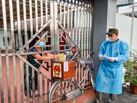 Tâm dịch Bắc Giang: Tổ bầu cử đạp xe chở hòm phiếu đến tận nhà để dân bầu cử - Ảnh 1. Tâm dịch Bắc Giang: Tổ bầu cử đạp xe chở hòm phiếu đến tận nhà để dân bầu cử - Ảnh 1.