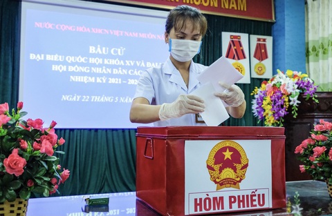 Bầu cử mùa COVID-19: những khoảnh khắc đặc biệt - Ảnh 7. Bầu cử mùa COVID-19: những khoảnh khắc đặc biệt - Ảnh 7.