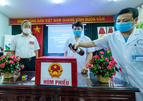 Bầu cử mùa COVID-19: những khoảnh khắc đặc biệt - Ảnh 4. Bầu cử mùa COVID-19: những khoảnh khắc đặc biệt - Ảnh 4.