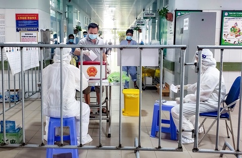Bầu cử mùa COVID-19: những khoảnh khắc đặc biệt - Ảnh 8. Bầu cử mùa COVID-19: những khoảnh khắc đặc biệt - Ảnh 8.