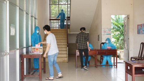 Ngày bầu cử đặc biệt trong khu cách ly - Ảnh 6. Ngày bầu cử đặc biệt trong khu cách ly - Ảnh 6.