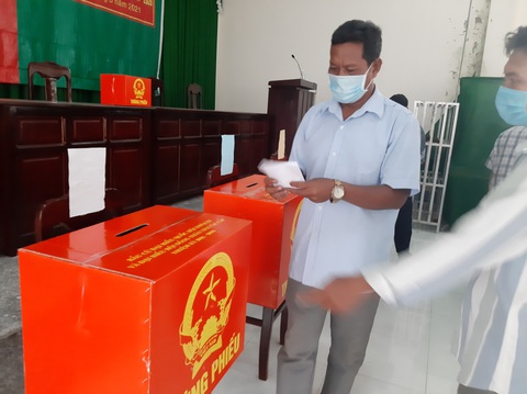 Bà con Khmer nô nức đi bầu từ sáng sớm - Ảnh 1. Bà con Khmer nô nức đi bầu từ sáng sớm - Ảnh 1.