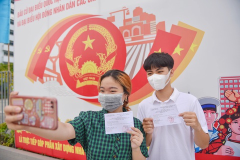 Bầu cử mùa COVID-19: những khoảnh khắc đặc biệt - Ảnh 1. Bầu cử mùa COVID-19: những khoảnh khắc đặc biệt - Ảnh 1.
