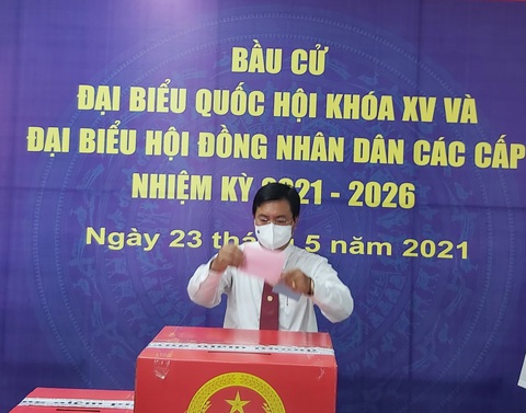 Cử tri bỏ phiếu bầu dưới cột cờ Hà Nội ở cực Nam Tổ quốc - Ảnh 1. Cử tri bỏ phiếu bầu dưới cột cờ Hà Nội ở cực Nam Tổ quốc - Ảnh 1.