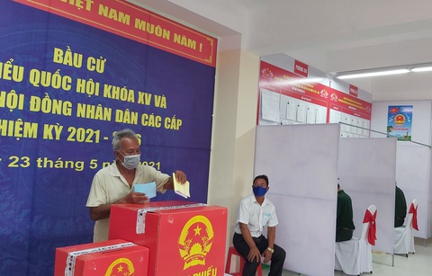 Cử tri bỏ phiếu bầu dưới cột cờ Hà Nội ở cực Nam Tổ quốc - Ảnh 3. Cử tri bỏ phiếu bầu dưới cột cờ Hà Nội ở cực Nam Tổ quốc - Ảnh 3.